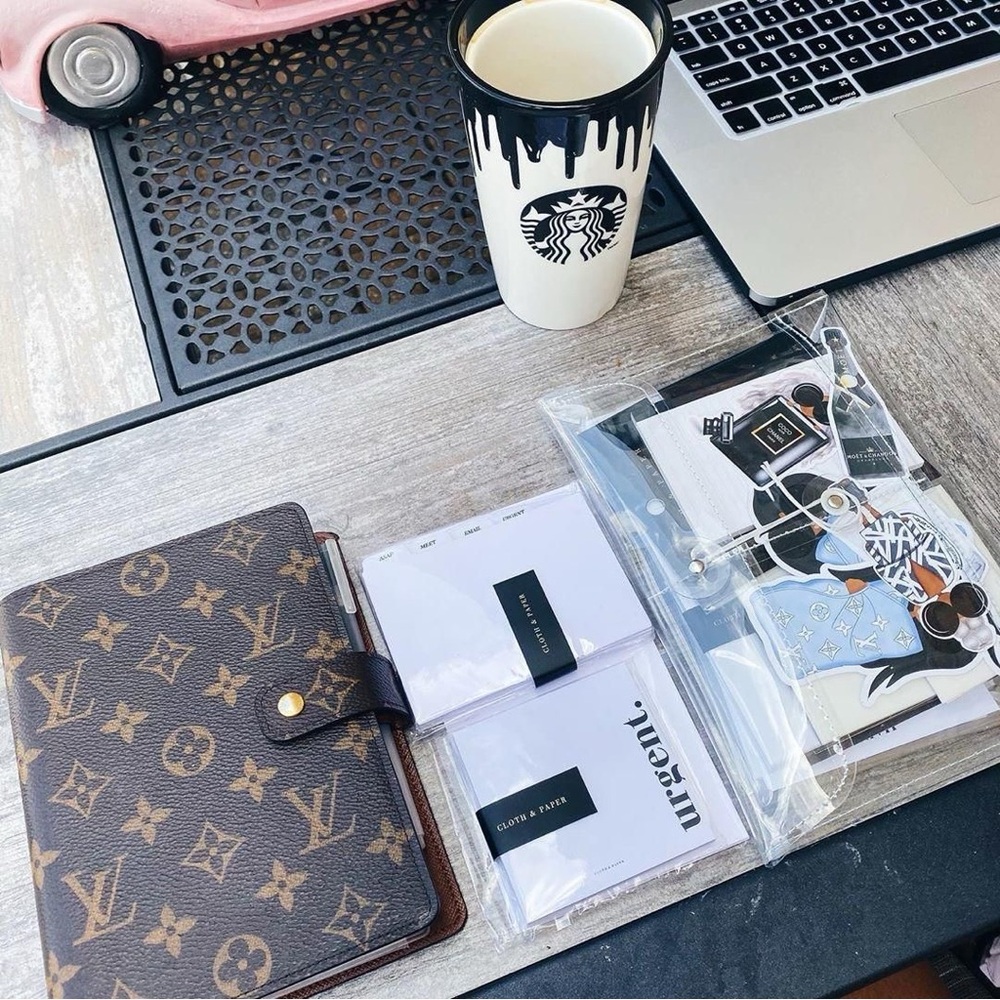 Authentic Louis Vuitton MM Agenda Monogram